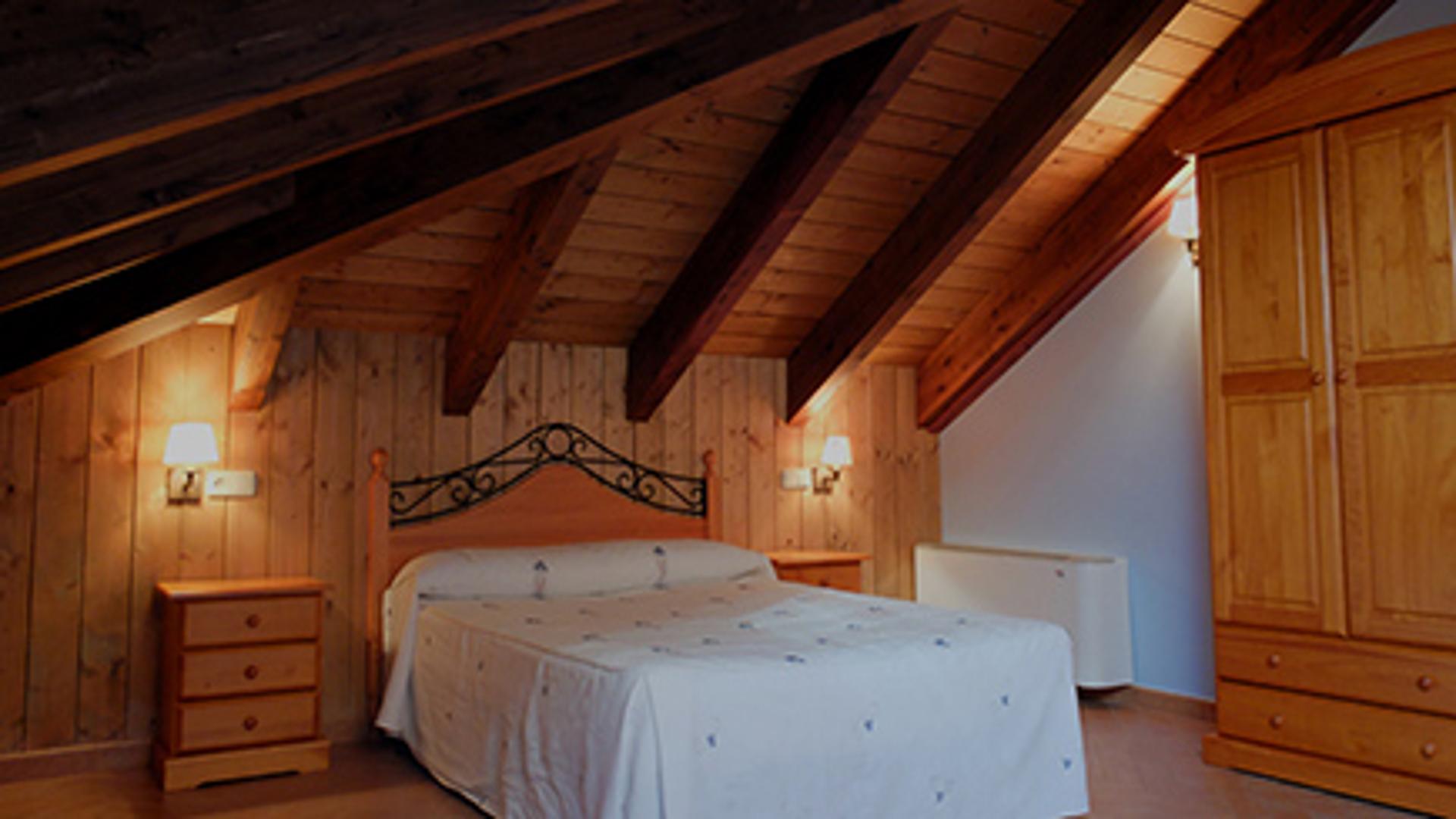 Habitación apartamento rural abuhardillado en la sierra de Guara en Huesca