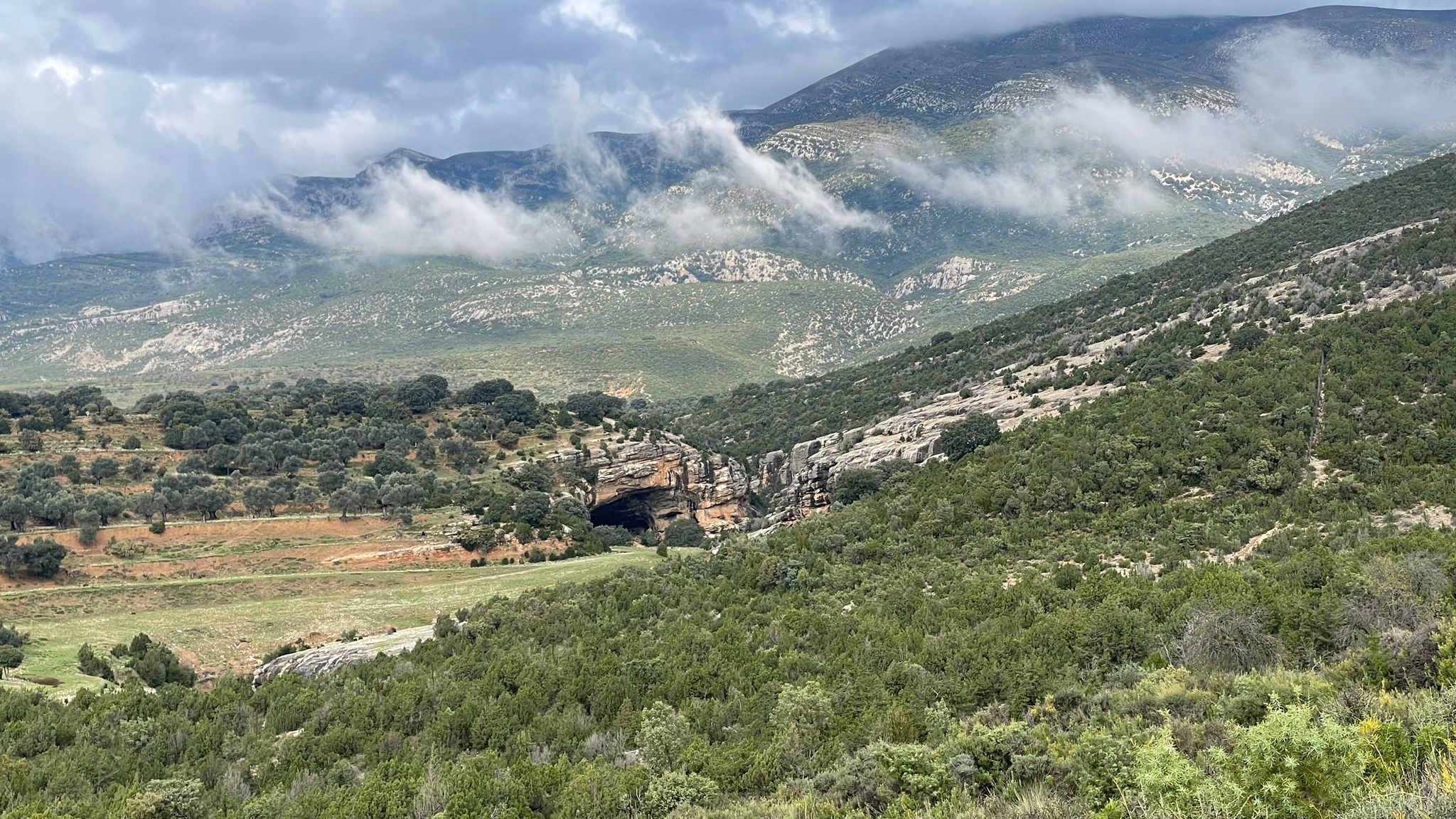 entrada de la cueva de chaves en Huesca